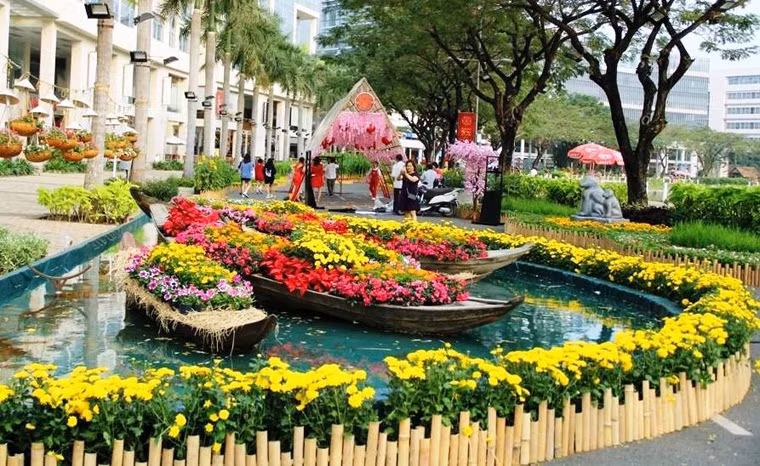 Song song đó, “nước” còn là một trong những nhân tố không thể thiếu của sự sống, giúp cho vạn vật tươi tốt, không ngừng sinh sôi, nảy nở…