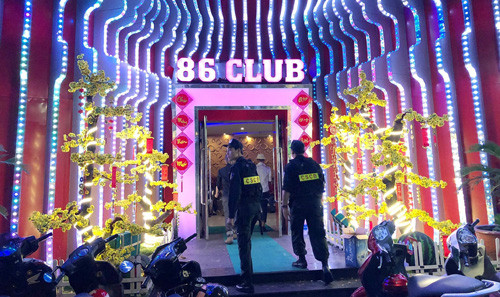 Lực lượng Cảnh sát ập vào kiểm tra 2 quán bar ở TP.HCM lúc rạng sáng nay 24 Tết.