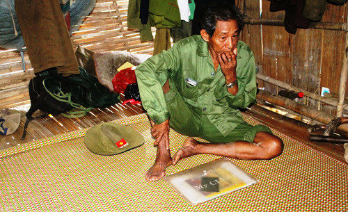 Ông Điểu K’Giang rưng rưng khi kể cho chúng tôi nghe về câu chuyện gắn bó với con tê giác java cuối cùng.