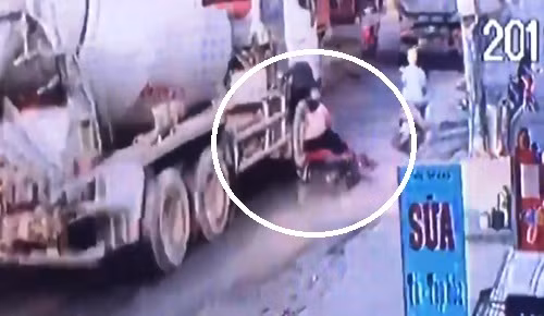 Trượt đóng cát ven đường, người phụ nữ té ngã vào bánh xe bồn.