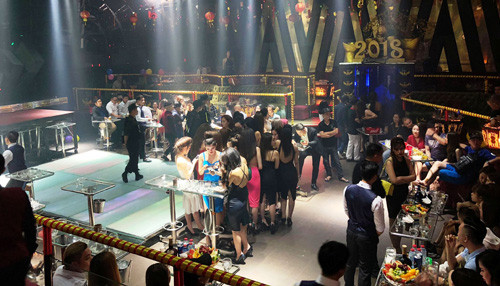 Hàng trăm nam nữ thanh niên đang thác loạn trong tiếng nhạc chát chúa với rượu và ma túy.