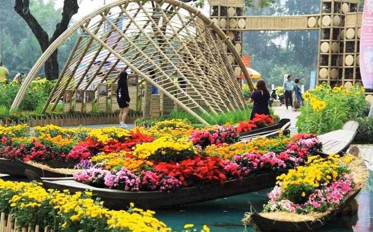 Với chủ đề “Sông nước tình xuân”, Hội hoa xuân Phú Mỹ Hưng sẽ một không gian văn hóa mang đậm bản sắc của vùng Nhà Bè xưa nói riêng và Nam bộ nói chung. 