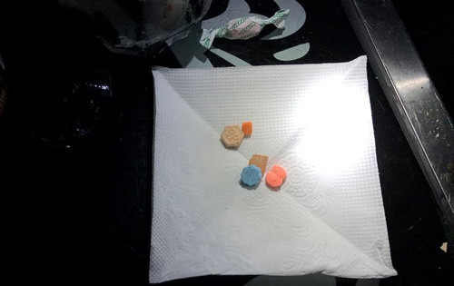 Công an phát hiện nhiều túi nhỏ chứa viên nén nghi là ma túy tổng hợp.