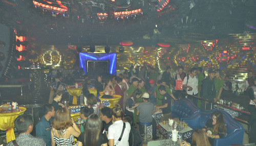 Cảnh sát lập biên bản xử lý vụ việc và đưa hàng trăm đối tượng về trụ sở để làm việc.