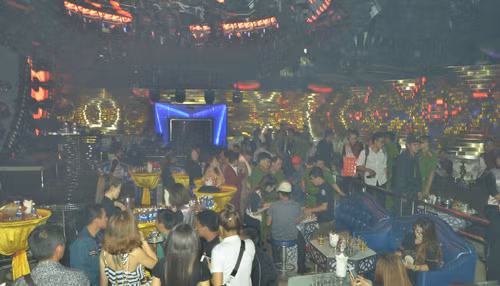 Cảnh sát lập biên bản xử lý vụ việc và đưa hàng trăm đối tượng về trụ sở để làm việc.