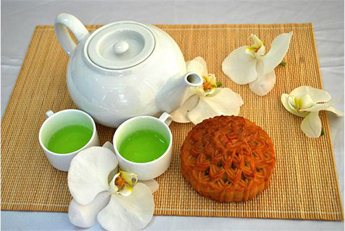 Khi an banh Trung thu nen uong tra