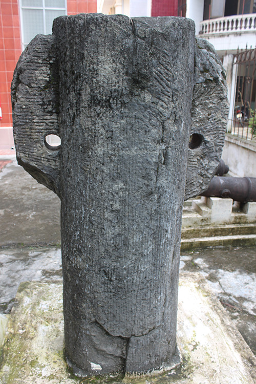 Cột đá Sùng Chúa Đà.