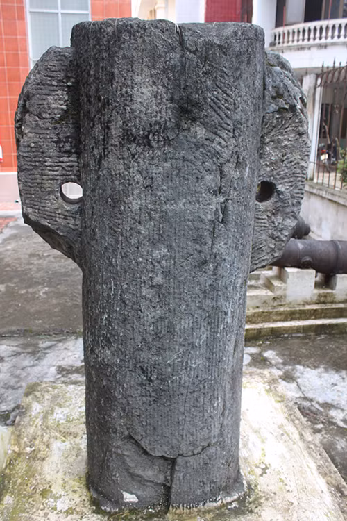 Cột đá Sùng Chúa Đà.