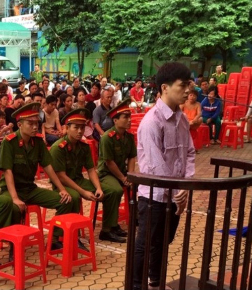 Chau nghich tu giet ba noi: “Xin toa cho toi an tu!“