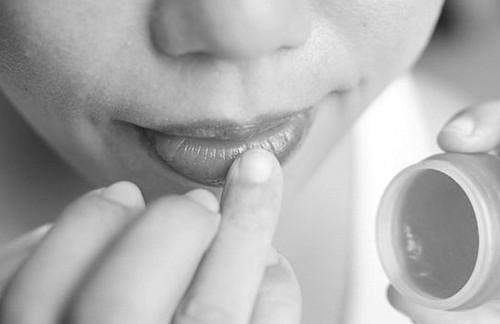 Có nen dùng gác, hoa dam bụt dẻ làm son duõng moi?