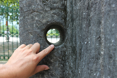 Mỗi bên có một lỗ nhỏ để bắt nạn nhân thò tay vào.