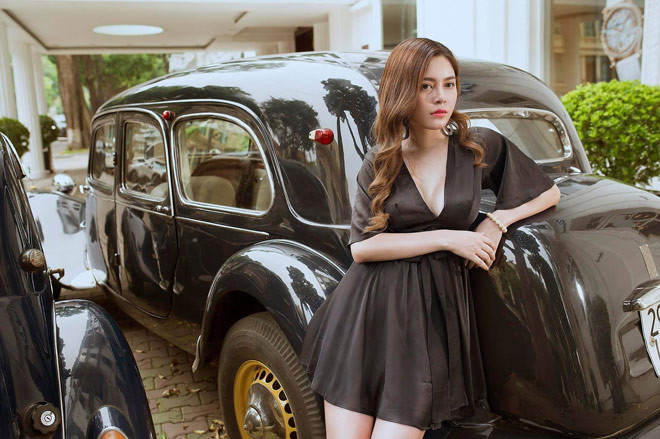 Mới đây hot girl Cao Diệp Anh bất ngờ chia sẻ bộ ảnh mới chụp cùng dàn hot girl cùng tham gia chương trình "Nóng cùng World Cup". Sau vai diễn nữ thư ký trong phim truyền hình "Về nhà đi con", Diệp Anh cho biết: "Đây là bộ hình chụp kỷ niệm tròn 1 năm kể từ khi chương trình diễn ra".