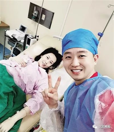 Chong 'quay banh noc' trong phong phau thuat de... dong vien vo de