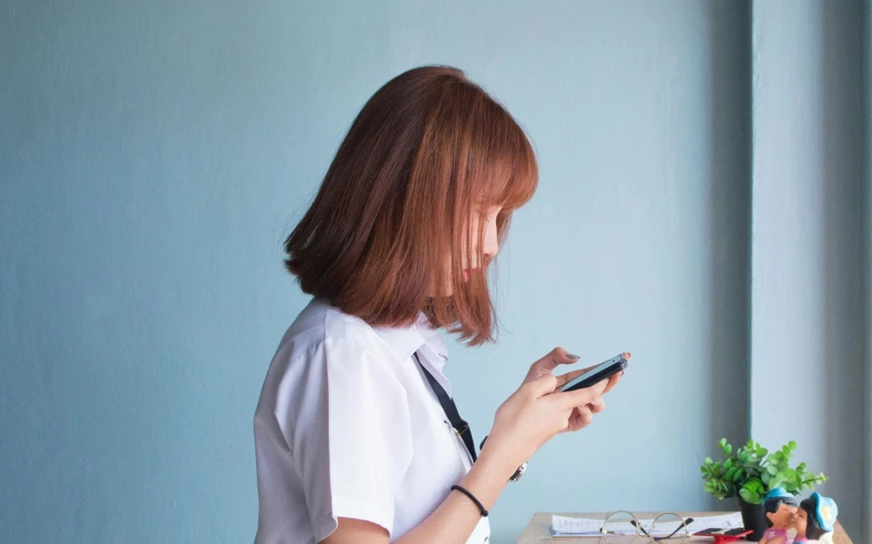 Co gai bi ung thu da day vi thoi quen dan van phong hay mac