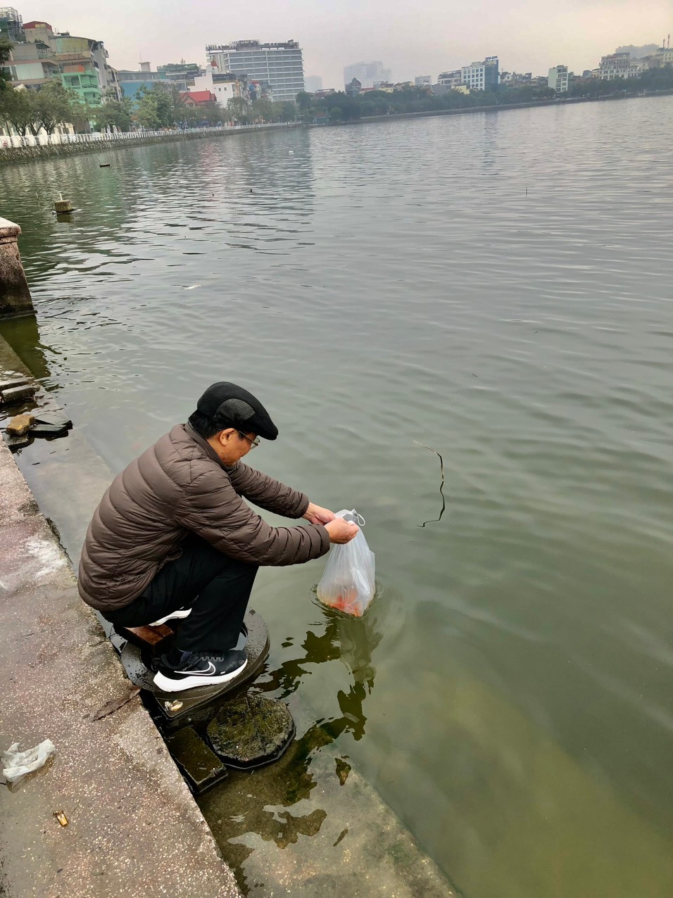 Thay bat nhang, co nhat dinh phai tha xuong song, ho?-Hinh-4