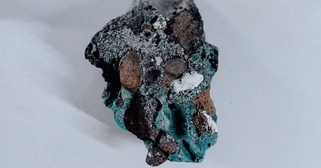 Phát hiện đá nhựa “kỳ quái” tại 5 châu lục và 11 quốc gia Phat hien da nhua “ky quai” tai 5 chau luc va 11 quoc gia