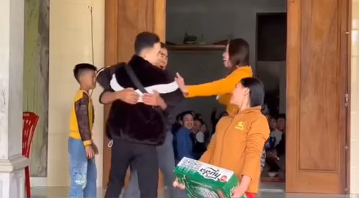 Gia vo vao tang bia, chang trai khien ca nha vo oa hanh phuc