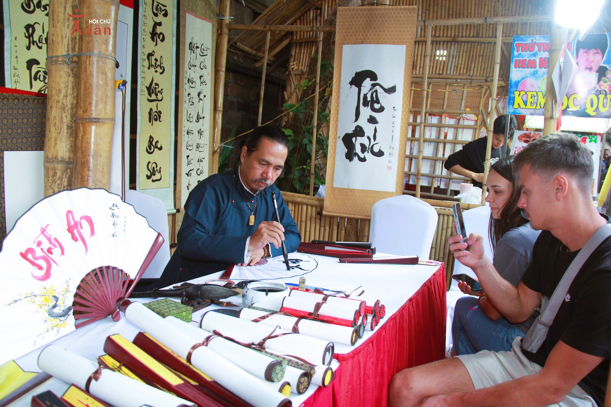 Boi hoi Tet xua giua long Ha Noi voi tuc xin chu dau nam-Hinh-5