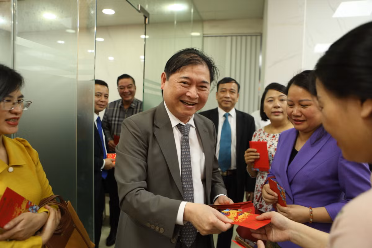 Chu tich VUSTA Phan Xuan Dung tham, chuc Tet Bao Tri thuc va Cuoc song