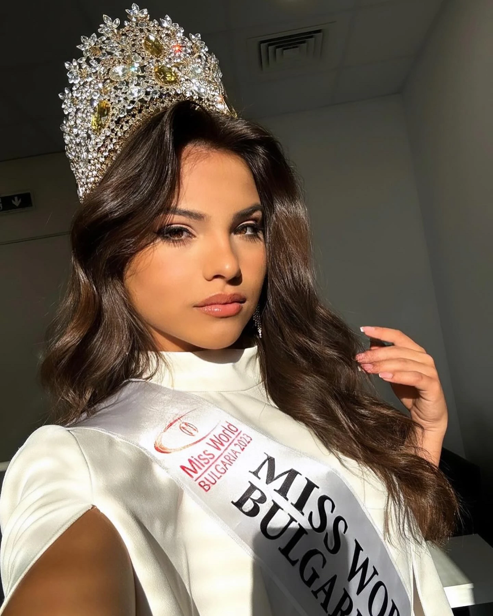 Chưa kể, việc Sabeva - một gương mặt quá lạ lẫm với đấu trường nhan sắc - bất ngờ trở thành người thay thế Miss World Bulgaria Kristiyana Yordanova vào phút chót khiến công chúng không khỏi hoài nghi về nội bộ cuộc thi trong nước. Trước đó, khi CEO của Miss World Bulgaria là Veneta Krasteva (áo trắng, ngoài cùng bên phải) công bố Sabeva mới là đại diện chính thức, Yordanova đã không khỏi bức xúc.