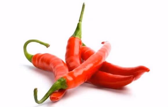 Trong mỗi nồi cá kho còn có ớt tươi.