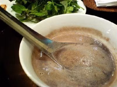 Loại gia vị kho cá truyền thống đặc biệt thứ 2 chính là nước nắm cua đồng được làm theo công thức riêng của địa phương, có vị chua ngọt tự nhiên khiến món cá ngon hơn.