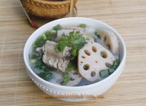 Canh sườn non nấu củ sen. Món ăn từ củ sen này có hai nguyên liệu chính là củ sen và sườn non ninh nhừ. Canh có vị ngọt, thanh mát tự nhiên rất dễ ăn.