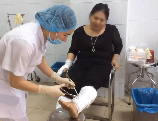 Nu giao vien tuoi xang roi cham lua dot con