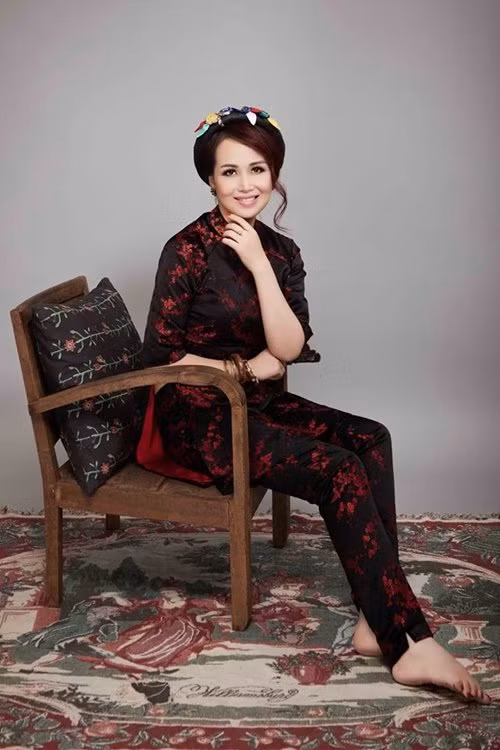 Hoa hậu Diệu Hoa sinh năm 1969 tại Hà Nội. Cô đăng quang cuộc thi “Hoa hậu Toàn quốc báo Tiền Phong” năm 1990 (tiền thân của Hoa hậu Việt Nam) khi đang là sinh viên năm 4 của Đại học Ngoại ngữ Hà Nội.