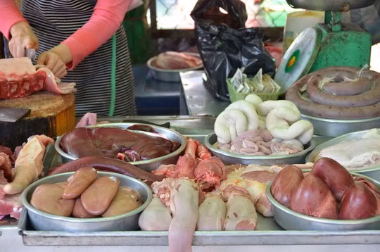 Một nguy hiểm tiềm ẩn của lòng lợn nữa mà bạn hoàn toàn có thể mắc phải đó là ăn phải lòng lợn, nội tạng động vật thối được tẩy rửa bảo quản bằng hóa chất nguy hiểm với sức khỏe và tăng nguy cơ bệnh ung thư.