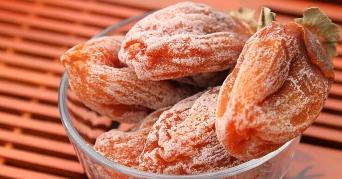 Mứt quả hồng: hồng tươi sấy khô có ướp đường được gọi là mứt quả hồng. Nếu bạn thường xuyên có cảm giác khô miệng, khát nước, thận yếu, đi tiểu nhiều lần… thì hãy chuẩn bị thật nhiều mứt hồng khô vào dịp Tết tới đây nhé. Ảnh: Mactech. 