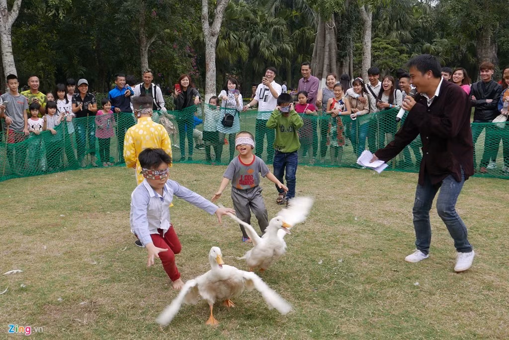 Bịt mắt bắt vịt là một trong những trò được đông đảo các em bé hưởng ứng tham gia nhất. Giải thưởng cho họ là những phong bao lì xì.