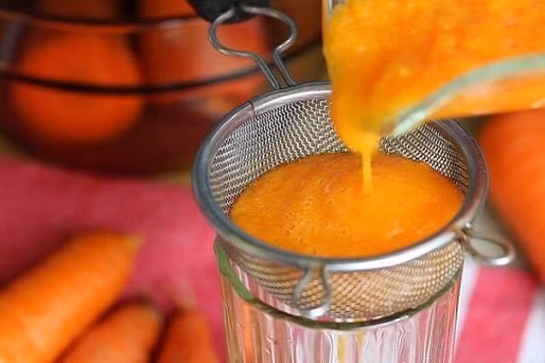 Cà rốt và củ dền đen xay thật nhuyễn lọc lấy phần nước cốt sau đó thoa phần hỗn hợp này lên tóc ủ 1 tiếng sau đó gội lại với nước sạch. Ảnh: Blog dinh dưỡng.