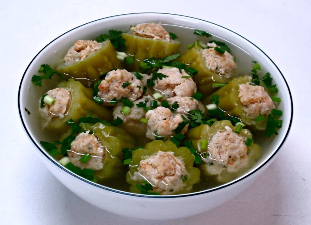 Canh khổ qua cũng là món ngon mang lại may mắn ngày đầu năm mới. Món ăn này có nghĩa là mọi nỗi khổ sẽ qua đi để đón một năm mới hạnh phúc an lành. Không chỉ vậy về ý nghĩa sức khỏe canh khổ quan còn giúp làm giảm lượng cholesterol xấu trong cơ thể.