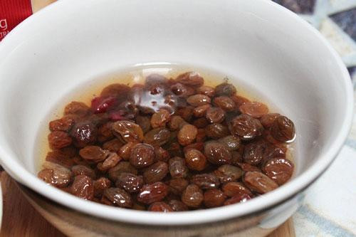 Dưới đây là cách thực hiện bài thuốc giải độc gan từ nho khô ngâm nước tốt cho sức khỏe.