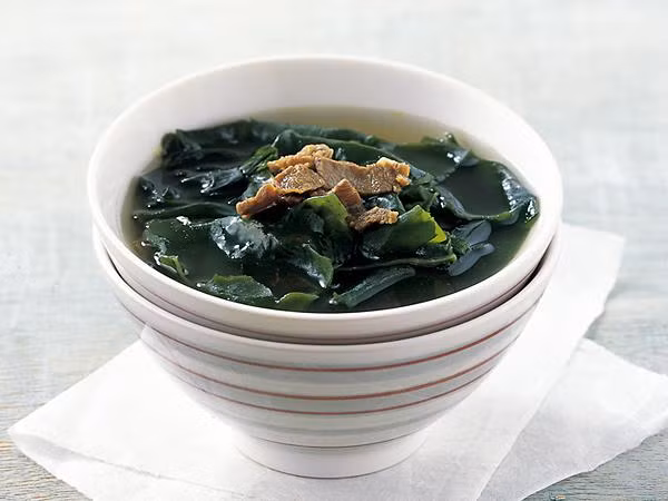 Canh rong biển nấu với tương đậu. Đây là món ăn kiểu Hàn Quốc rất giàu dinh dưỡng và ngon miệng. Món canh chay này hợp với những gia đình trẻ.