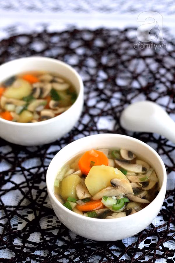 Canh nấm tươi chay. Canh nấm chay có hương vị nhẹ, dễ ăn cũng là lựa chọn không tồi cho mâm cỗ cúng ông Táo sắp tới. Ảnh: Afamily