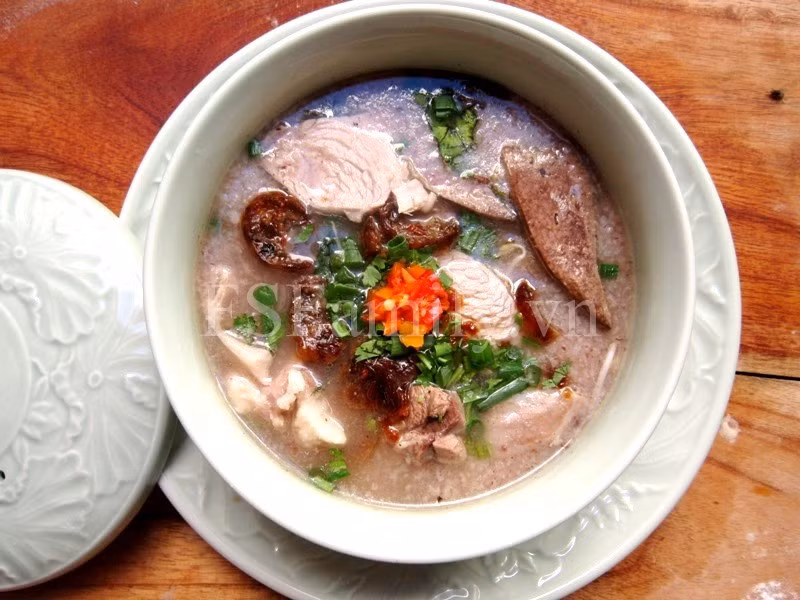 Với những người ốm yếu, mệt mỏi hoặc bị cảm ăn cháo lòng buổi sáng có thể khiến bạn bị đầy bụng khó tiêu. Nguồn ảnh: Món ngon mỗi ngày.