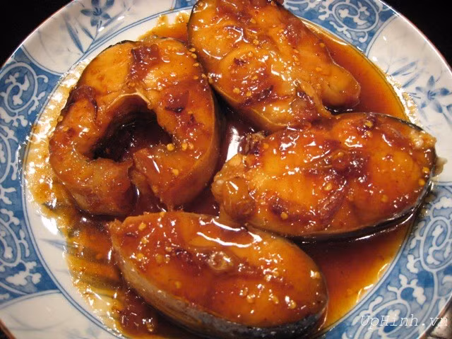 Khi kho cá chú ý không được đảo, trộn cá, không để lửa to khiến nước sôi mạnh trào ra ngoài làm cá bị vỡ nát. Bạn chỉ nên đun lửa liu riu tới khi gần cạn nước trong nồi cá là được.