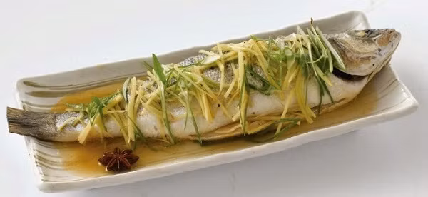 Lưu ý bạn không nên đun cá quá lâu và phải nhớ đun sôi nước dùng rồi mới cho cá vào, sau đó khi cá vừa chín tới phải vớt ra ngay tránh cá bị nát mất độ ngon ngon vốn có. Nguồn ảnh: Vào bếp, Món ngon mỗi ngày.