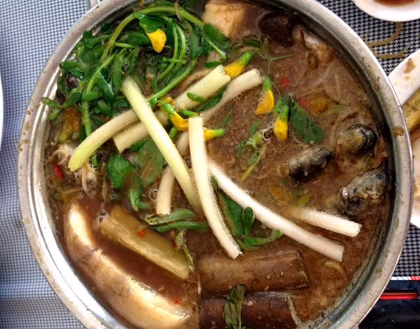 Cuối cùng là món lẩu mắm đặc sản. Món lẩu này cũng nên tránh thưởng thức ngày đầu năm mới vì có thể mang lại nhiều xui xẻo. Nguồn ảnh: Ẩm thực Sài Gòn, Món ngon 3 miền.