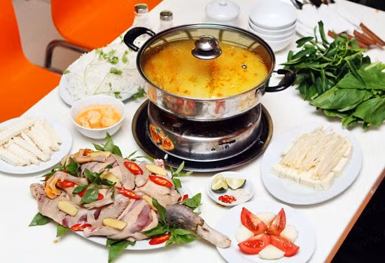  Lẩu vịt cũng là loại lẩu rất béo, ngọt thịt, dễ ăn và ngon miệng nhưng lại không nên ăn vào ngày đầu năm.