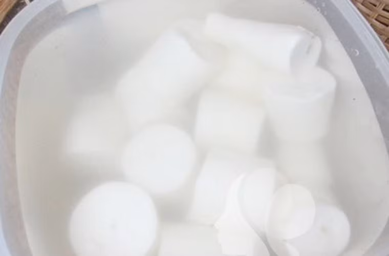 Tẩy trắng củ sắn bằng nước gạo: Cách làm này vô cùng đơn giản. Đầu tiên bạn hãy bóc vỏ củ sắn sau đó ngâm vào chậu nước vo gạo từ 1-2 giờ sẽ giúp tẩy trắng sắn, làm giảm độc tố có trong củ sắn. Nguồn ảnh: Toinayangi, Vào bếp.