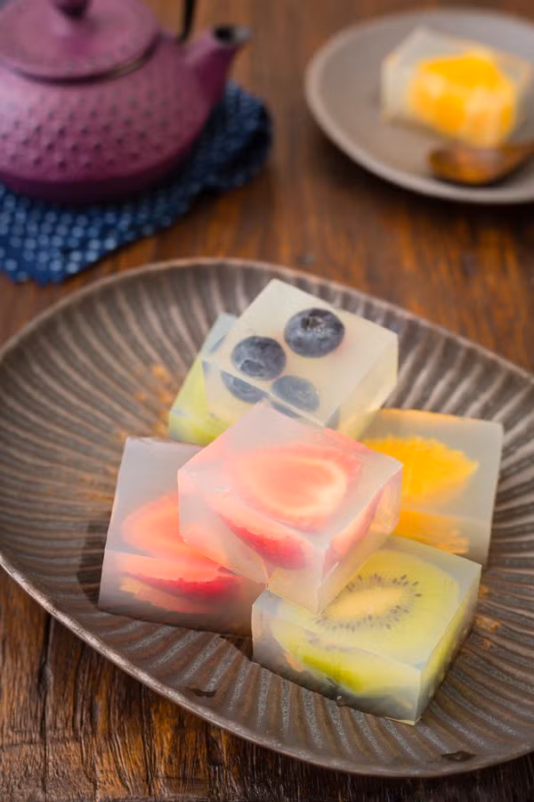 Để chuẩn bị thạch hoa quả cho Tết bạn chỉ cần mua sẵn gói bột rau câu và cách loại hoa quả tươi và chế biến trước khi có khác 3-4h rồi để trong ngăn mát tủ lạnh là có thể sẵn sàng sử dụng bất cứ lúc nào.