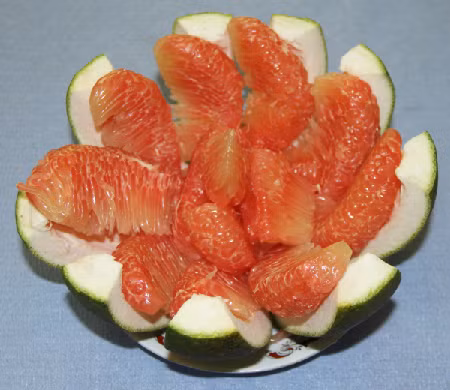 Theo Đông y, quả bưởi có tính lạnh, vì vậy, những người phải tránh ăn bưởi ngày Tết là nhóm người có tỳ vị hư hàn.