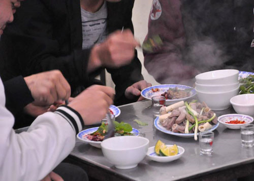 Với nội tạng lợn nếu bạn ăn các món như lòng lợn, cháo lòng, mà không chế biến kĩ thì có nguy cơ nhiễm liên cầu khuẩn lợn.