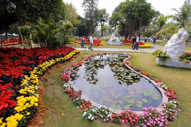 Mỗi con đường hoa là một chủ đề khác nhau do chính các nghệ sỹ sáng tạo nên để phục vụ du khách dịp Tết đến xuân về. (Ảnh: PV/Vietnam+)