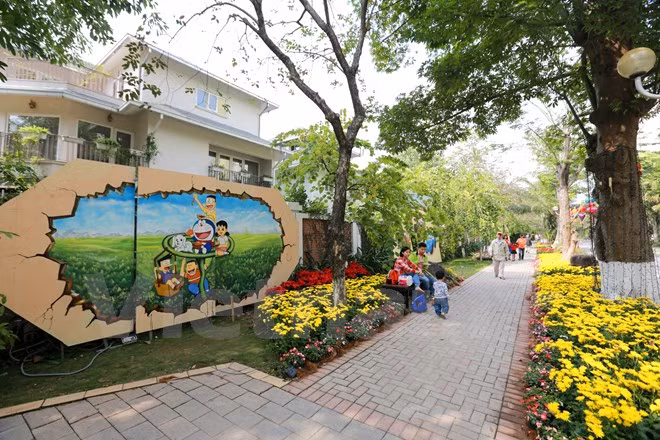 Tại đây, du khách Thủ đô sẽ được chiêm ngưỡng 5 không gian: Cổ tích, sáng tạo, di sản, tình yêu, tuổi thơ, tương lai cùng nhiều trò chơi hấp dẫn, mới lạ. (Ảnh: PV/Vietnam+)