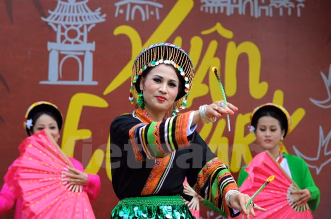 Lễ hội hoa Xuân còn có không gian trình diễn 'thực hành tín ngưỡng thờ Mẫu Tam phủ của người Việt' – một di sản văn hóa phi vật thể vừa được UNESCO công nhận cuối năm 2016. (Ảnh: PV/Vietnam+)