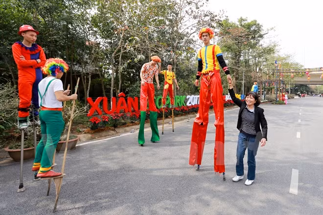 Du khách cũng sẽ được tham gia các hoạt động vui chơi như đi cà kheo. (Ảnh: PV/Vietnam+)